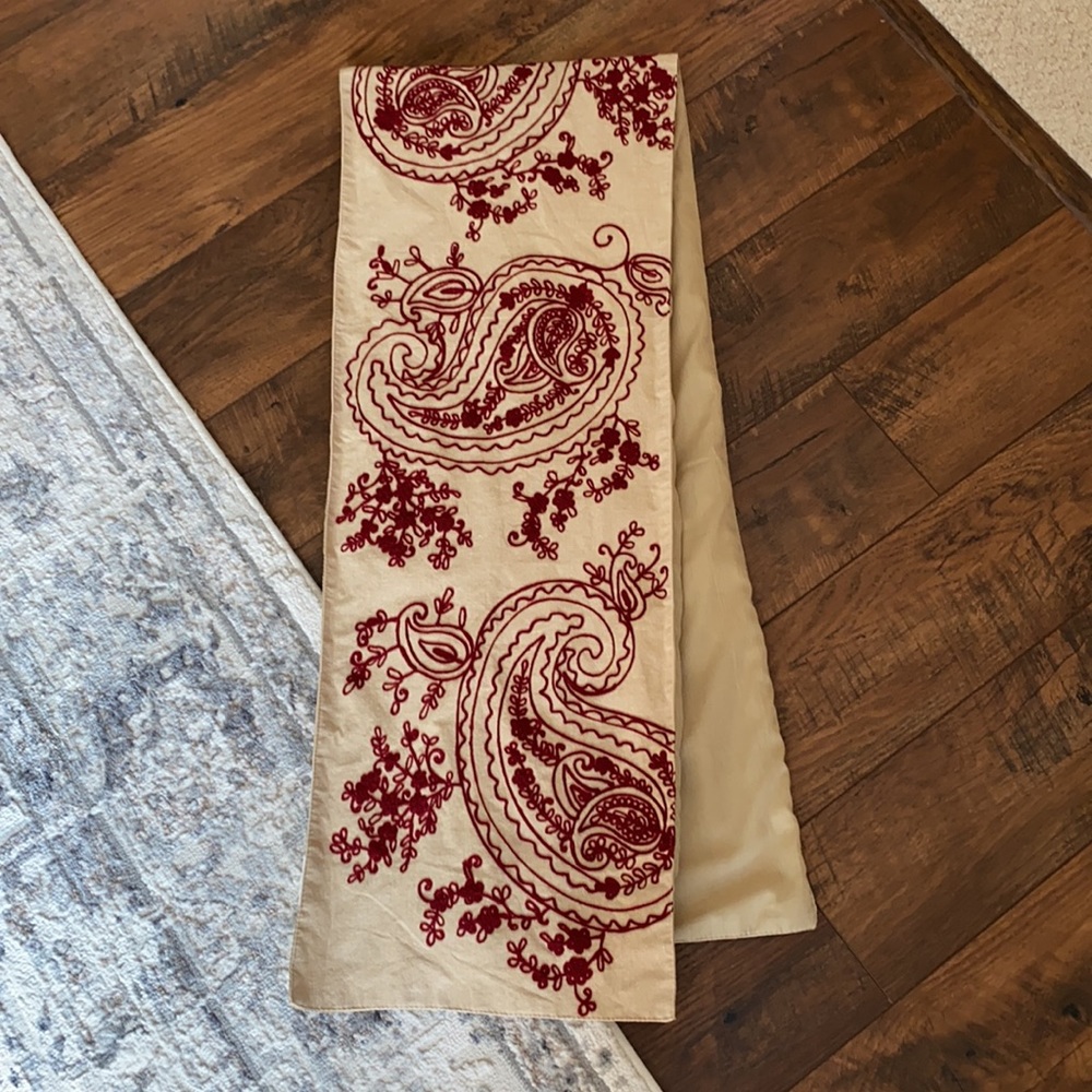 Detailed Table Runner